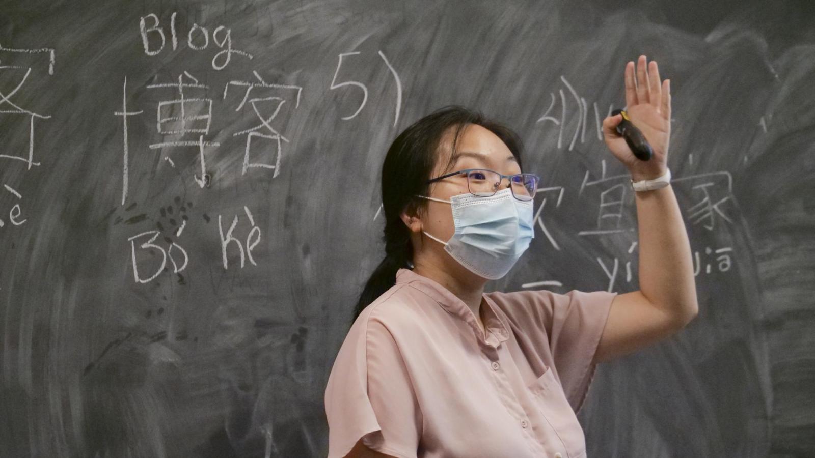 A female instructor raising a hand