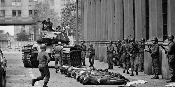 People on ground outside Chilean presidential palace during 1973 coup