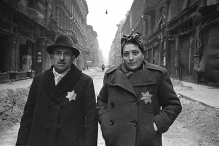  Photography, War and the Holocaust.” Photo courtesy of Evgenii Khaldeii and the Fotosoyuz Agency