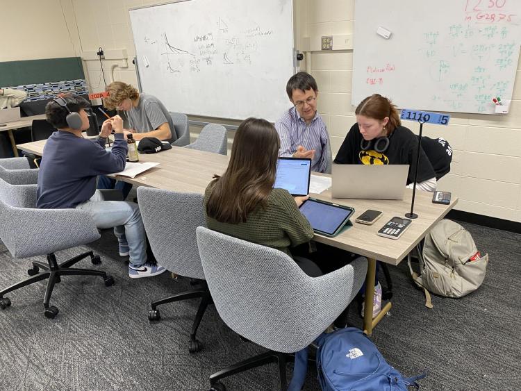 Eric Cornell helping students the CU Boulder Physics Help Lab