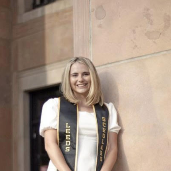 Picture of Lindsay with her Leeds Scholars graduation stole