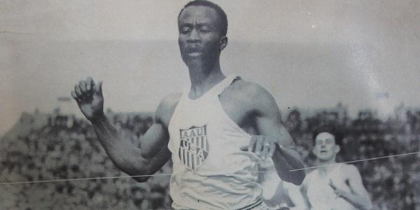 A black-and-white photo of David Bolen running on a track.