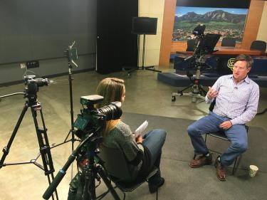Student Natalie Wadas speaks with NPR reporter Kirk Siegler (Jour’00) about his career at NPR and the importance of internships for journalism students. 