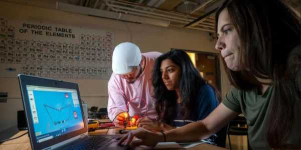 Students working on a computer 