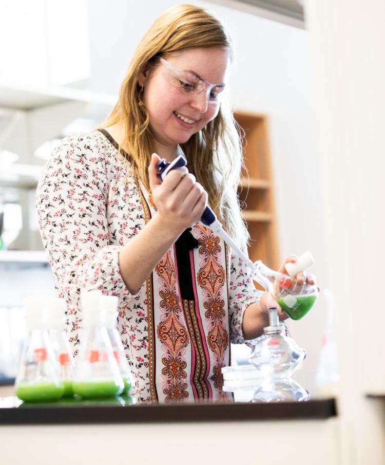 A student in the Srubar lab