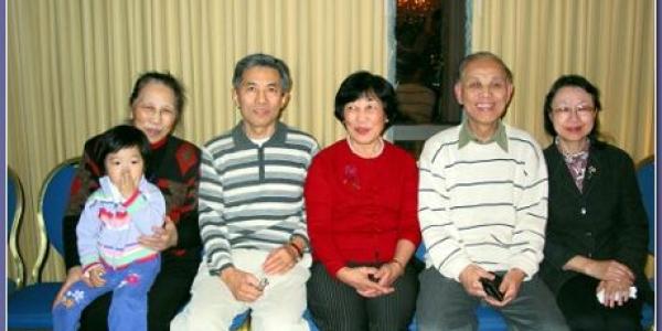 First generation Pao relatives (and Valerie) in Las Vegas (Dec. 2002).