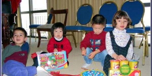 Little cousins opening their Christmas presents in Las Vegas (Dec. 2002).​