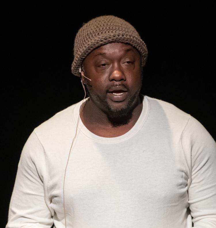 Monologuist Dereck Bell