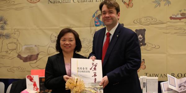Wu Ying-mei (吳英美), Deputy Director General of Taiwan's National Central Library with Dean of CU Boulder Libraries Robert McDonald.