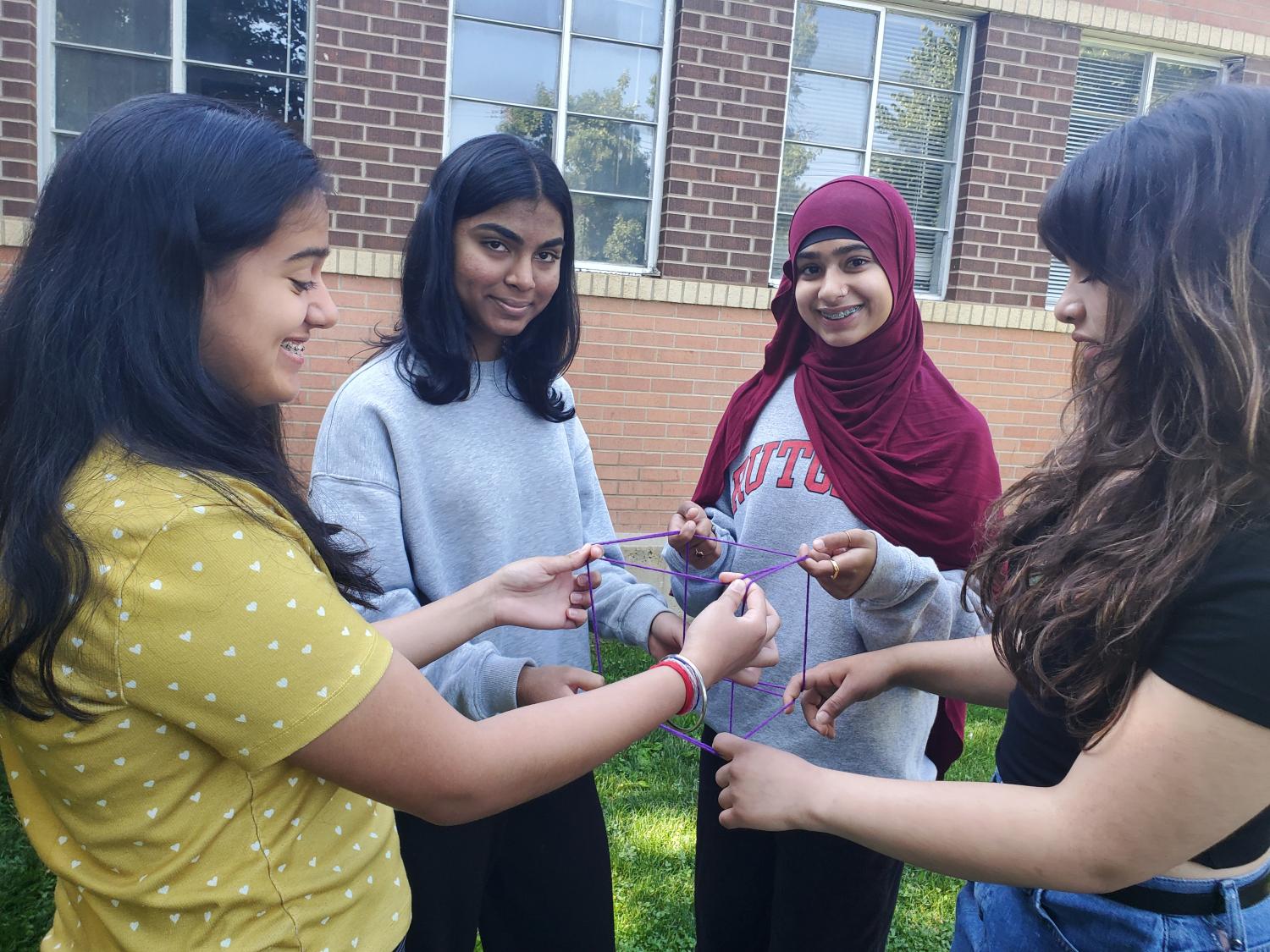 4 girls holding a string