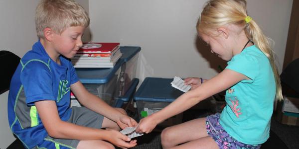 kids measuring each others arms