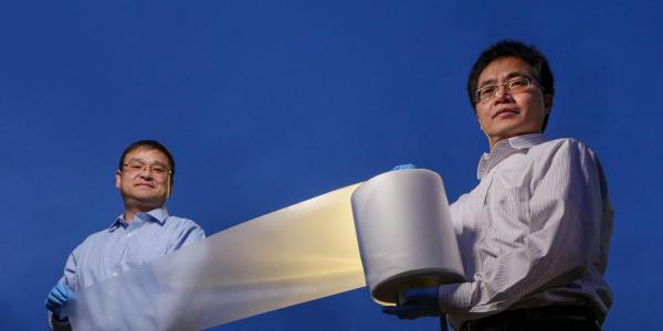 Ronggui Yang and Xiaobo Yin holding cooling material