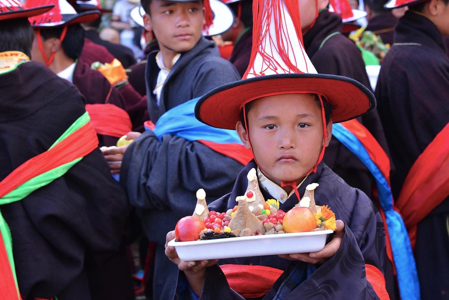 Sang pulpa (bsang phul pa བསང་ཕུད་པ། is the giving and immolation of offerings include Tsampa dough sculptures, khadak scarves, and, most importantly bsang, a scented offering.