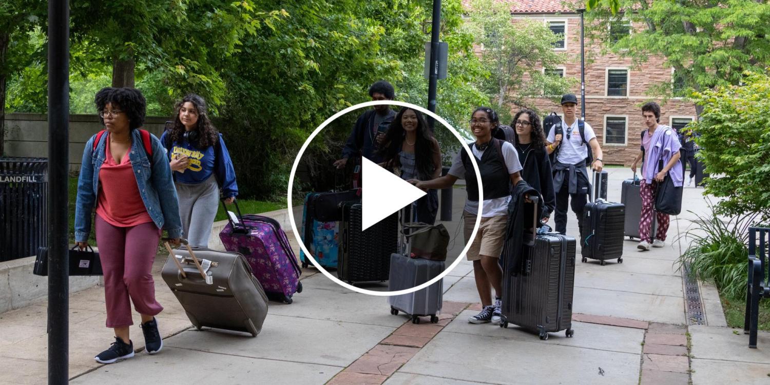 Sphinx students arrive on the CU Boulder campus with their luggage. 