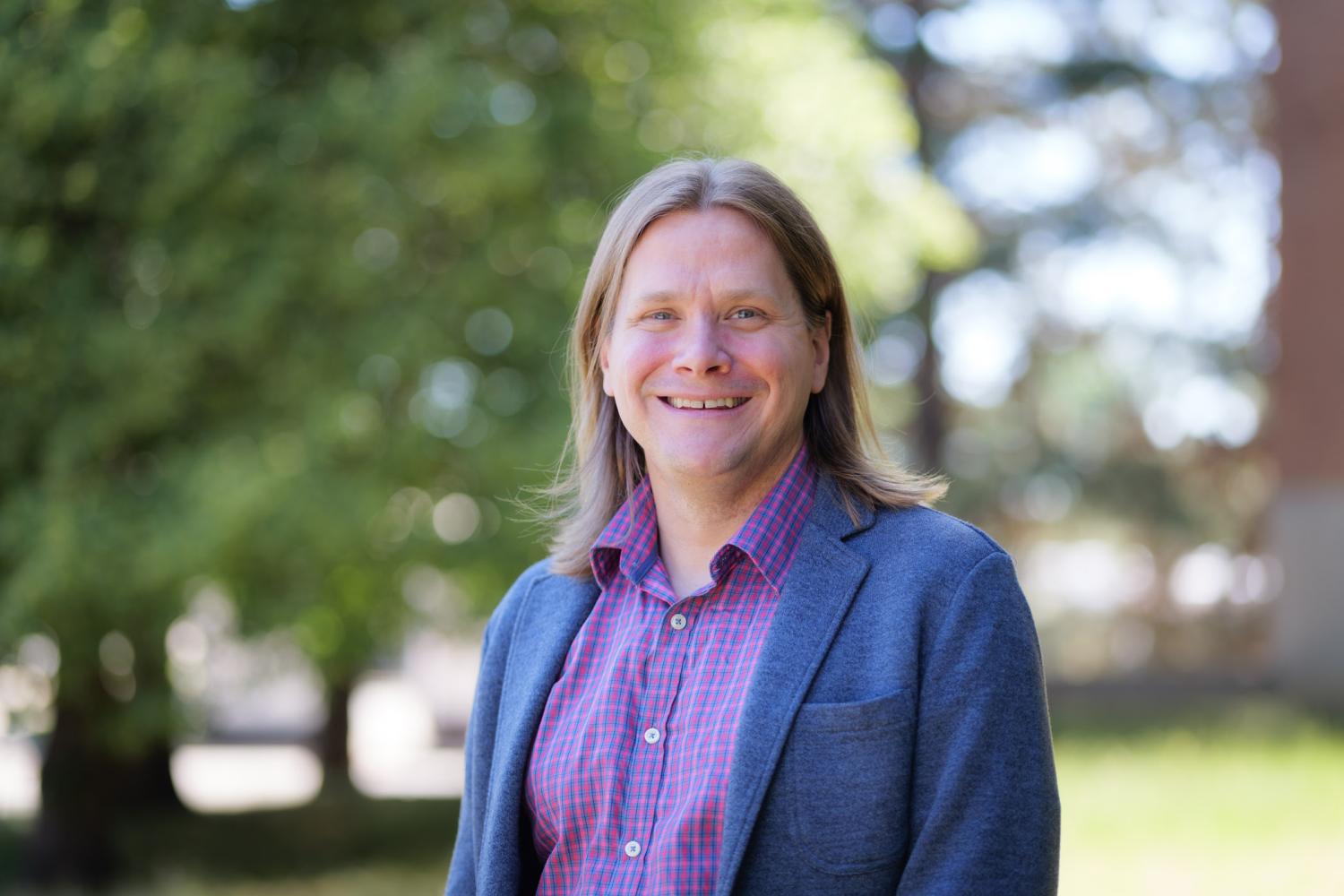 Daniel Strain headshot