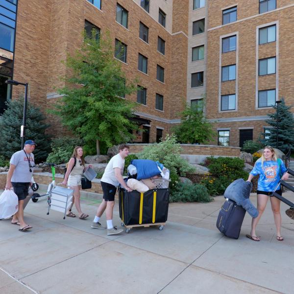 New students arrive on campus with the help of family and volunteers