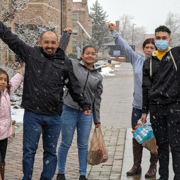 People visit campus during a light snowfall. (Photo by Glenn Asakawa.)