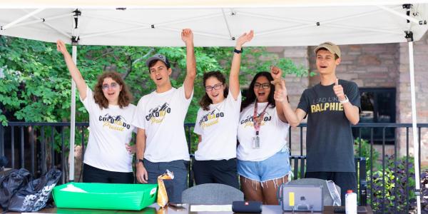 Student volunteers during move-in