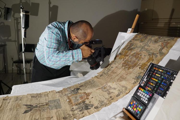 Gerardo Gutiérrez uses an ordinary digital camera to analyze an archaeological document.