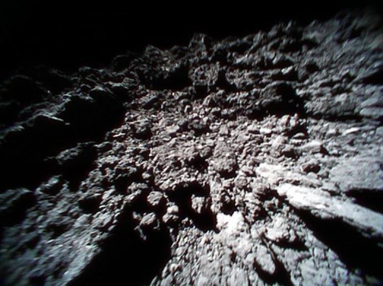 Валуны на поверхности астероида Рюгу