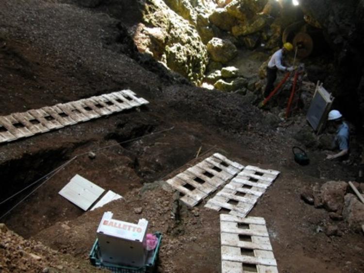 Archaeologists excavate the Grotta del Fossellone