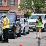 Volunteers keep the traffic moving. Volunteers, students and parents work together to move students back onto the CU Boulder campus on Sunday, August 19, 2018. (Photo by Glenn Asakawa/University of Colorado)